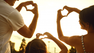 משפחה על רקע שקיעה.חופשה משפחתית בבטומי