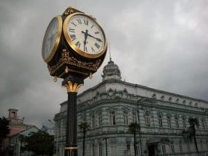 שעון בכיכר אירופה בבטומי. חופשה לבטומי.