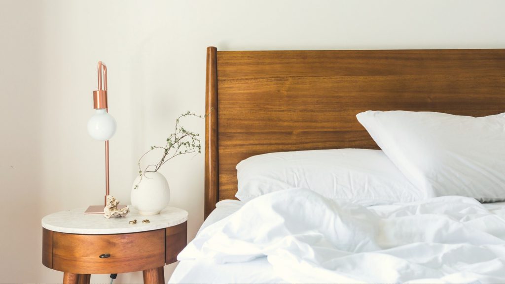 מיטה בבית מלון.