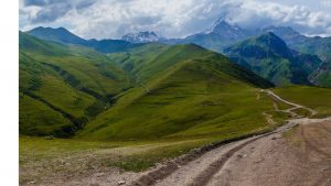 נוף של הרים ירוקים עם שבילי אפר בגאורגיה