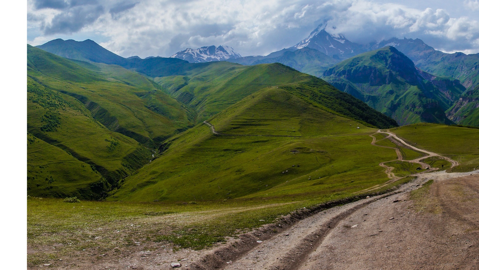 נוף של הרים ירוקים עם שבילי אפר בגאורגיה