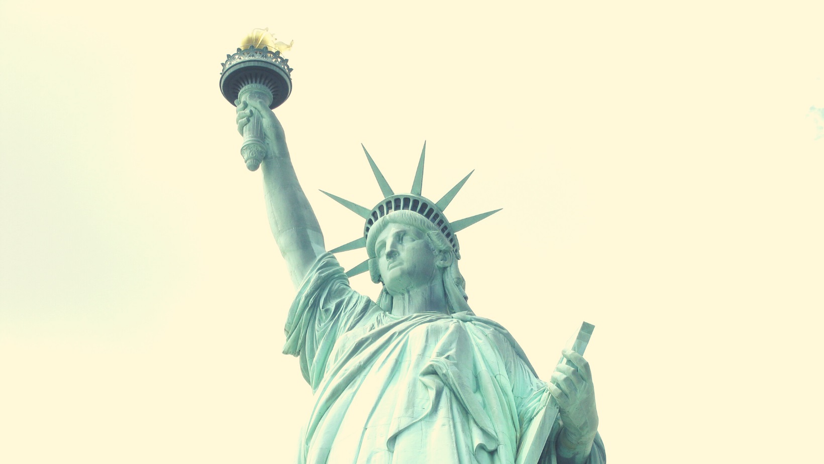 פסל החירות ניו-יורק.על רקע השמים.