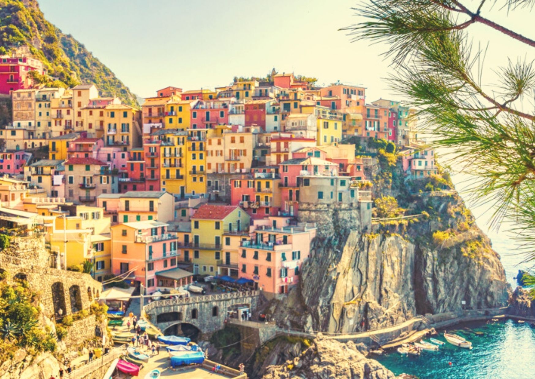 איטליה.מבנים צבעוניים על הר גבוהה למרגלות הים התיכון.