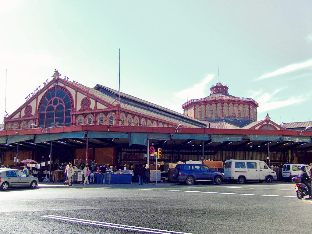 שוק האוכלדה סנט אנטוני מבחוץ.חופשה בברצלונה.
