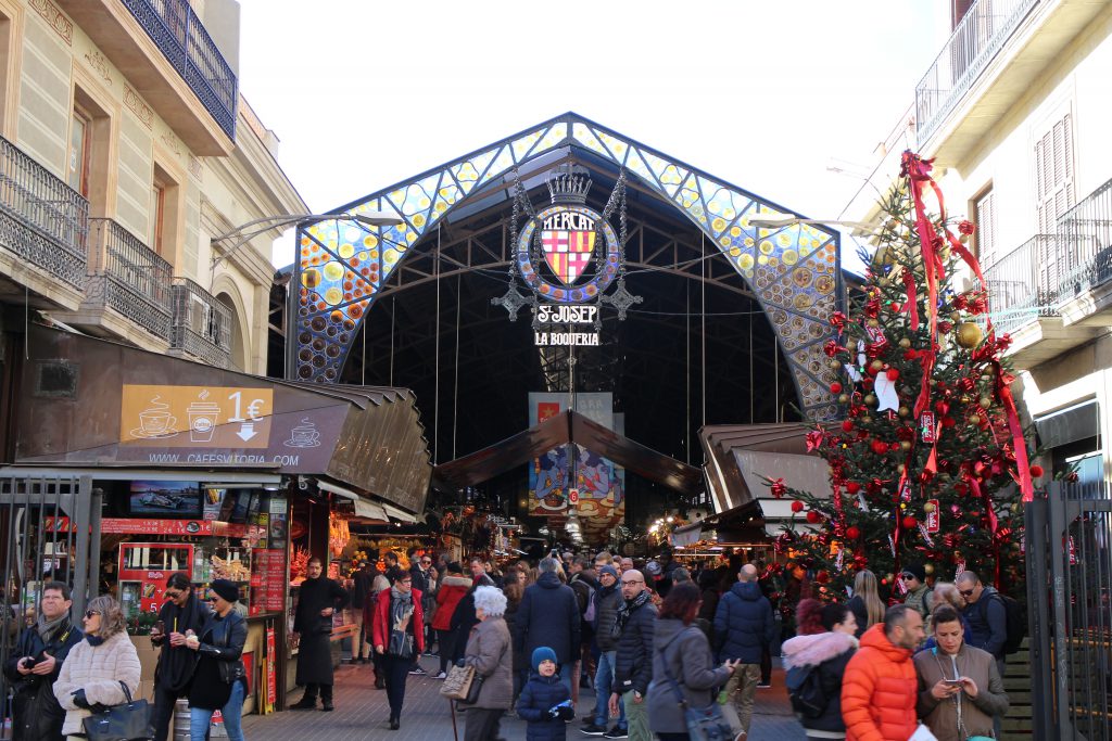 שוק האוכל לה בוקריה מבחוץ . מה לעשות בברצלונה?.