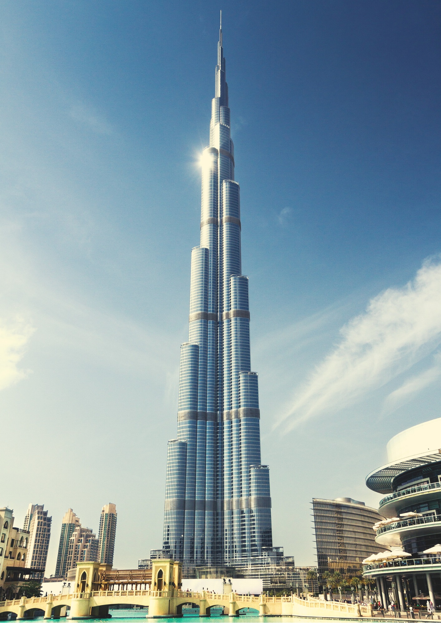 בניין בורג' ח'ליפה על רקע שמיים כחולים דובאי