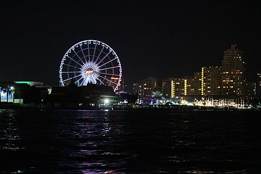 נוף שוק האסיאטיק והגלגל הענק בלילה בבנקוק 