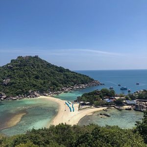 חף ים בתולי עם שני מפרצי חוף .עם רצועת חוף