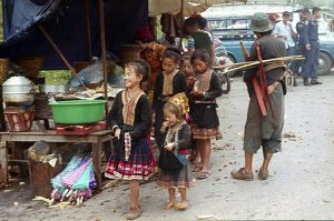 חבוקה ילדות צוחקות בכפרה בתאילנד