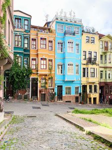 בתים צבעוניים בשכונת באלט באיסטנבול.