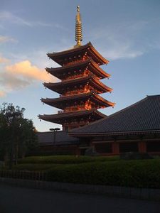 הפגודה המפורסמת של מקדש סנסו ג'י בטוקיו