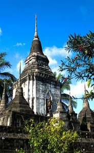 מקדש פו קאו נוי Colin and Sarah, CC BY-SA 2.0 , via Wikimedia Commons