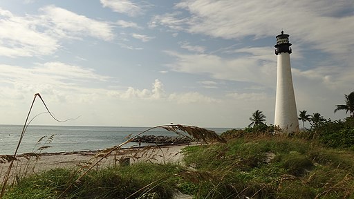 מגדלור קייפ בפלורידה מיאמי והחוף ים הצמוד אליו