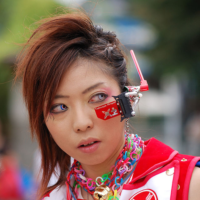 רחוב אופנה מרכזי הרג'וקו. נערה בלבוש אוונגרדי ברחוב המרכזי בטוקיו .