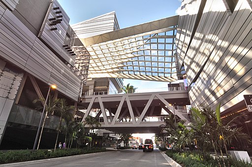 מרכז קניות בריקל במיאמי שהארכיטקטורה וקניות נפגשים יחד.