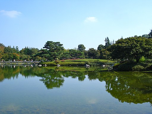 אגם בפארק לאומי שואו קינן בטוקיו.