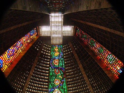 קתדרלת ריו דה ז'ניירו . חלונות הוויטרז' המפורסמים מתוך הקתדרלה. חופשה בריו דה ז'ניירו ברזיל.' 