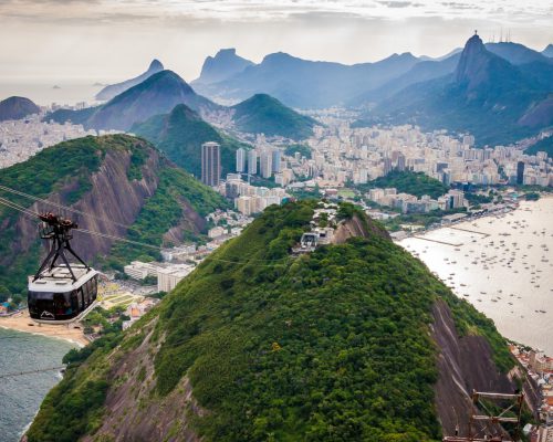 רקע הרים ירוק ופסגת הר.עם רכבל שיורד כלפי מטה. ריו דה ז'אנרו ברזיל