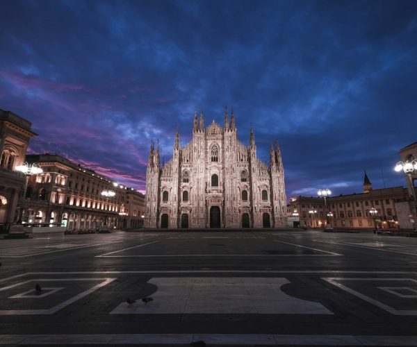 הקתדרלה של מילאנו.צילום בשקיעה המאוחרת.מלא עננים והקתדרלה מאורת.