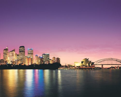 סידני מבט מלמעלה בשקיעה. ברקע האופרה של סידני וגורדי השחקים.