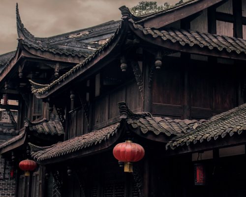 מקדש סיני בנוי מעץ עם עיטורים מיוחדים.וגגות מחודדים.