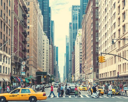 רחוב סוען בניו-יורק.עם מונית צהובה ומעבר חצייה מלא באנשים.