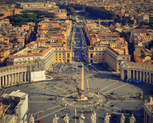 תמונה שמצולמת מלמעלה של כיכר הוותיקן.