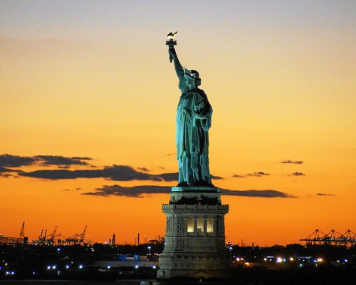 פסל החירות בניו-יורק.על רקע השקיעה