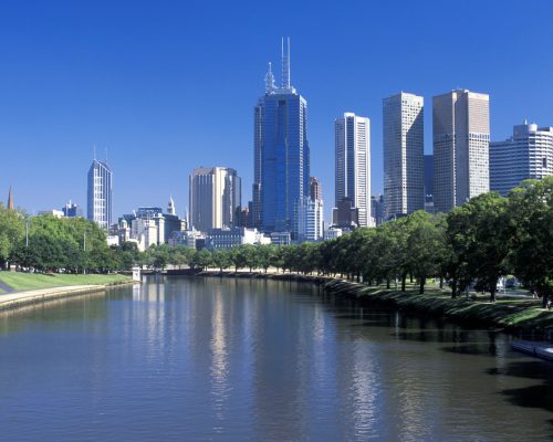 אוסטרליה מבט על גורדי השחקים בעיר .צילום מתוך נהר שעובר במקום.