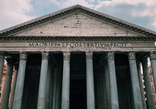 הכניסה למבנה הפנתאון עמודים ענקיים עם גג בצורת משולש. רומא