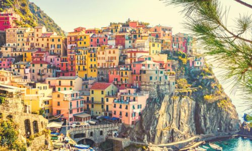 איטליה.מבנים צבעוניים על הר גבוהה למרגלות הים התיכון.