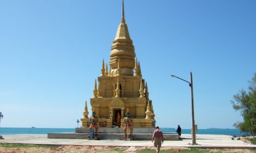 מקדש בודהיסטי ואט פרא צ'די בקוסמוי. מבנה בצבע זהב.על רקע הים .